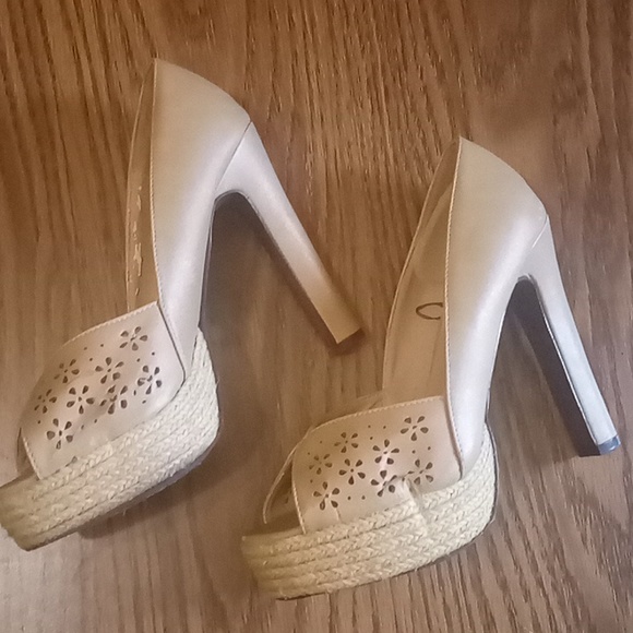 Euc Heels - Picture 1 of 3